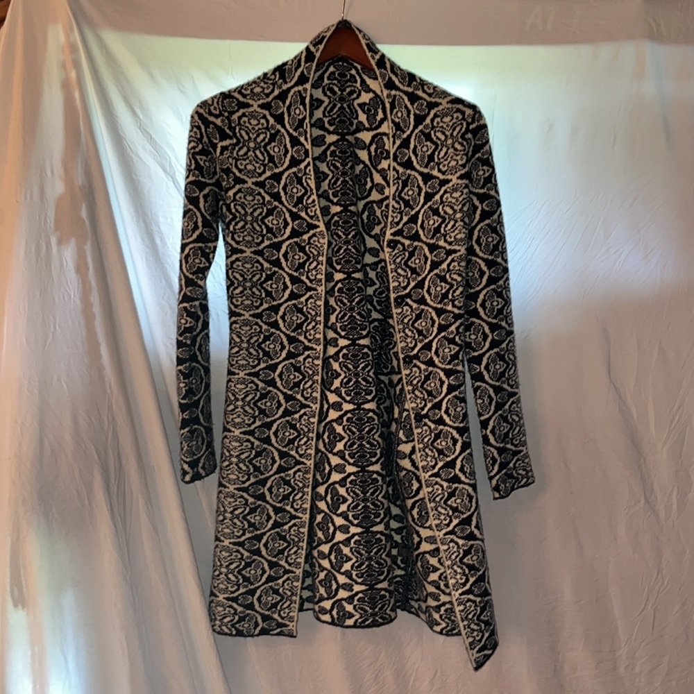 Beautiful printed sweater coat 🤍
